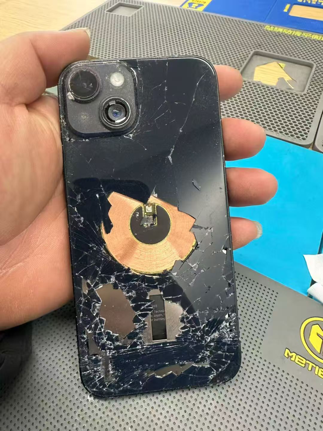 手机维修过程与配件更换后的外观对比参考
